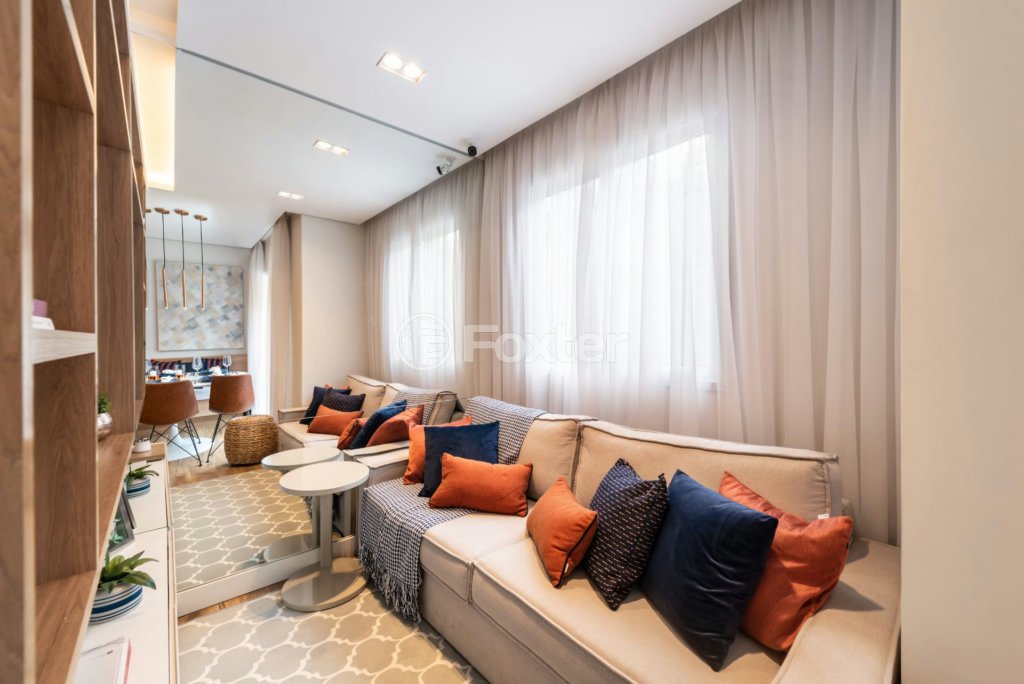 sala-de-estar-aconchegante-com-sofa-branco-e-decoracao-moderna.jpeg