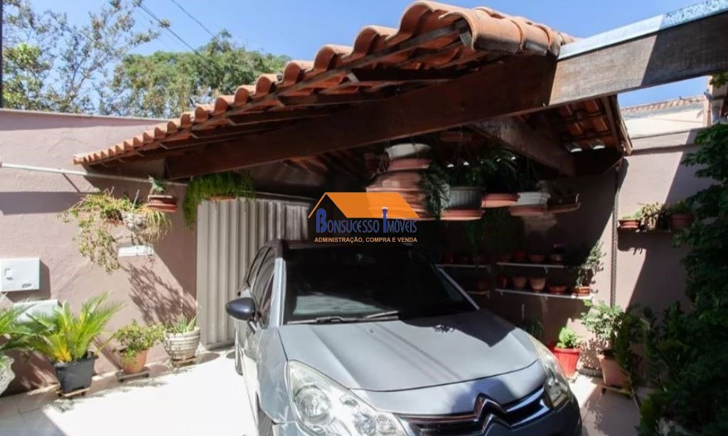 Casa com 3 quartos — Heliópolis, Belo Horizonte