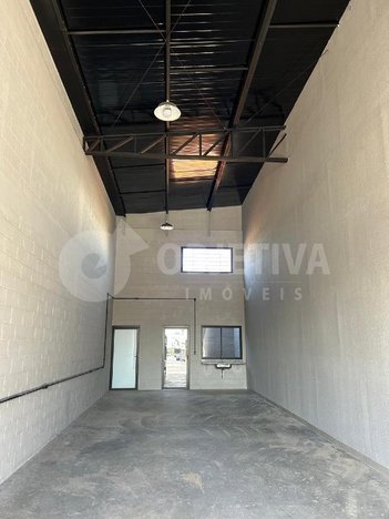 industrial em Avenida Santos Reis, Morumbi - Uberlândia - MG