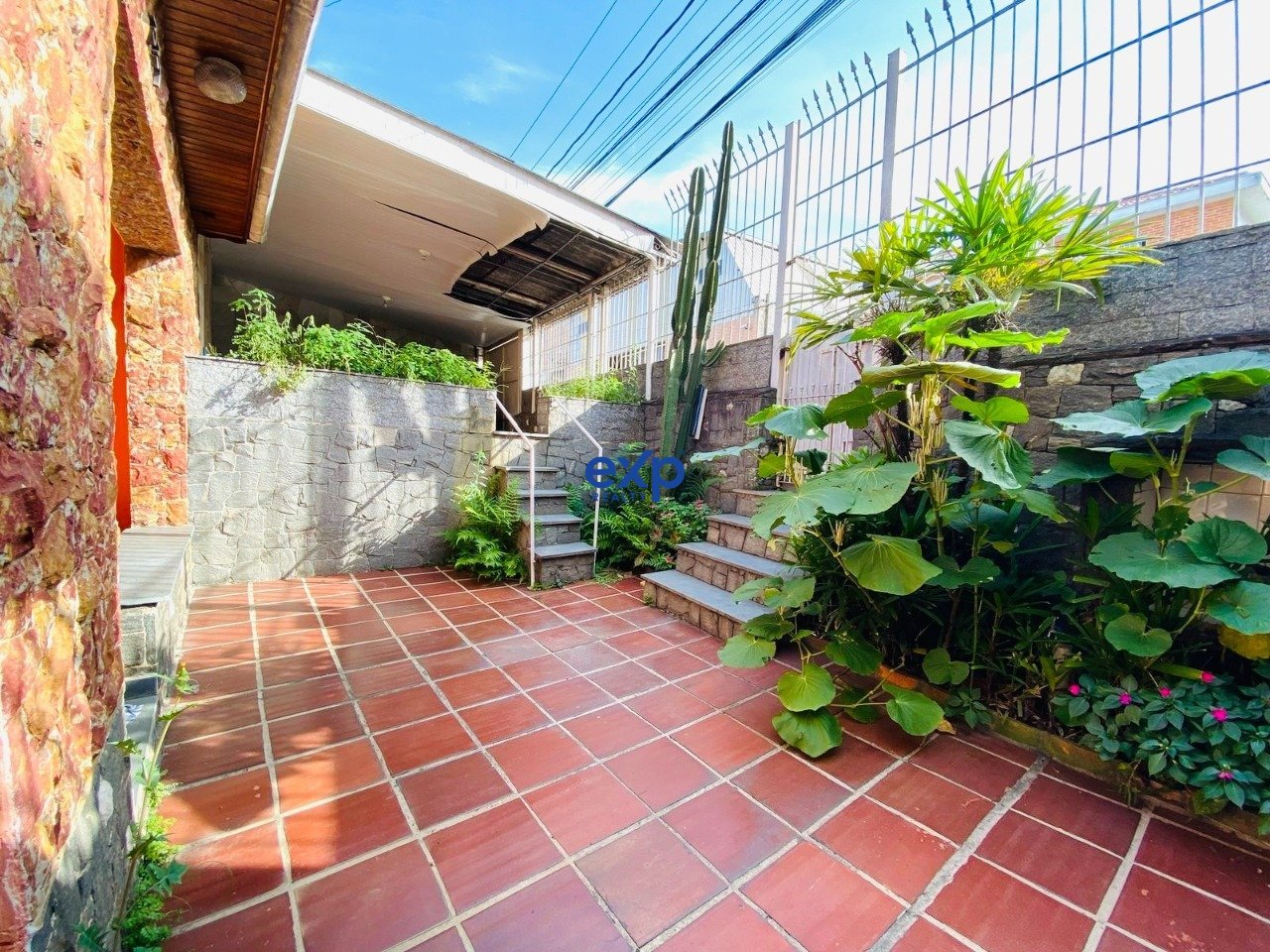 ENTRADA DA CASA E ACESSO A GARAGEM
