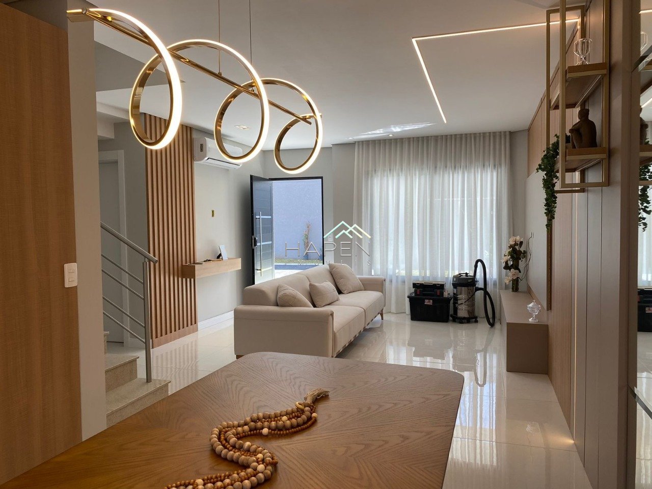 Sala de jantar integrada ao living do sobrado à venda no Condomínio Ferrara