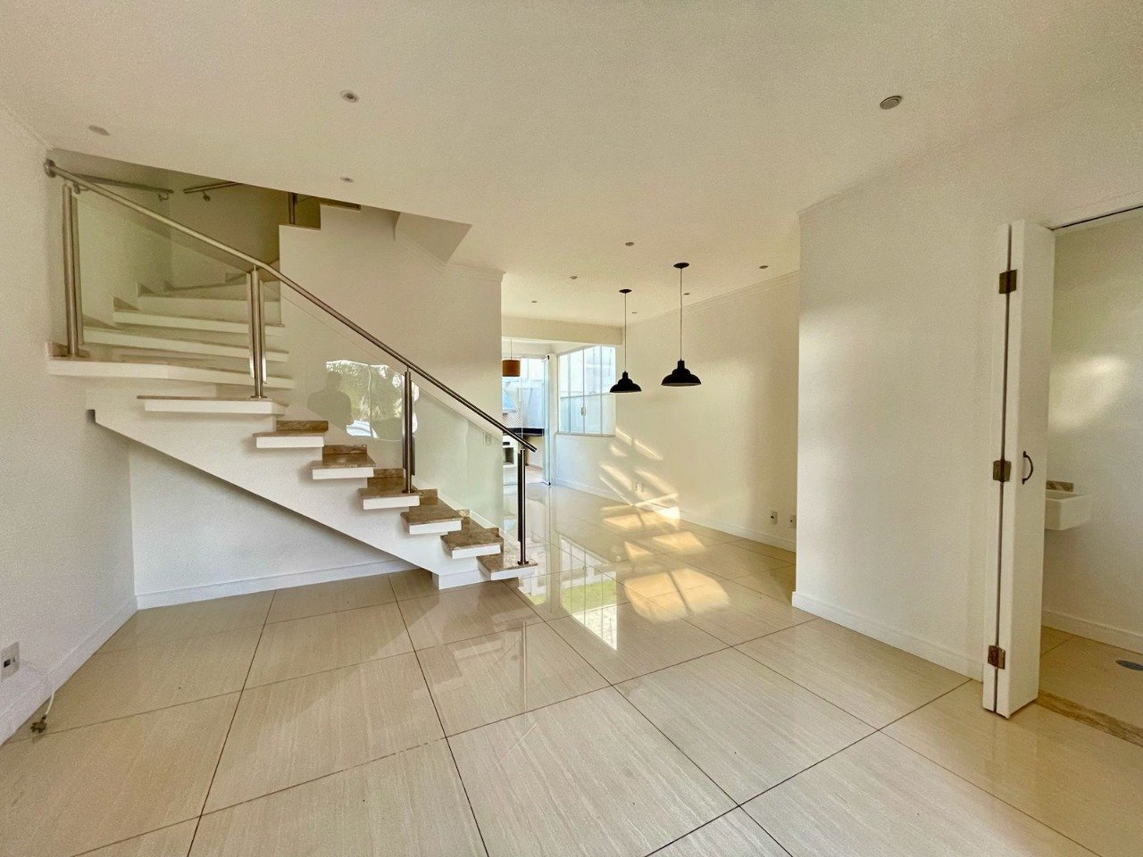 casa a venda no condomínio villas da granja III - sala de tv e lavabo