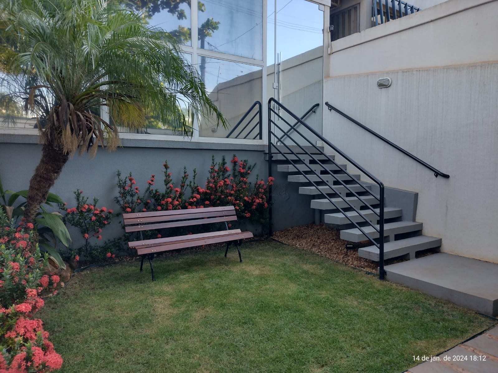 Jardim e entrada de pedestres