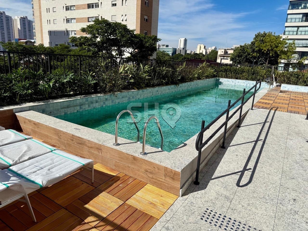 BELA PISCINA COM ESPAÇO DE SOL