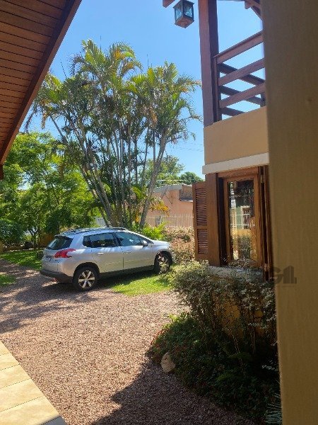 Pátio e estacionamento