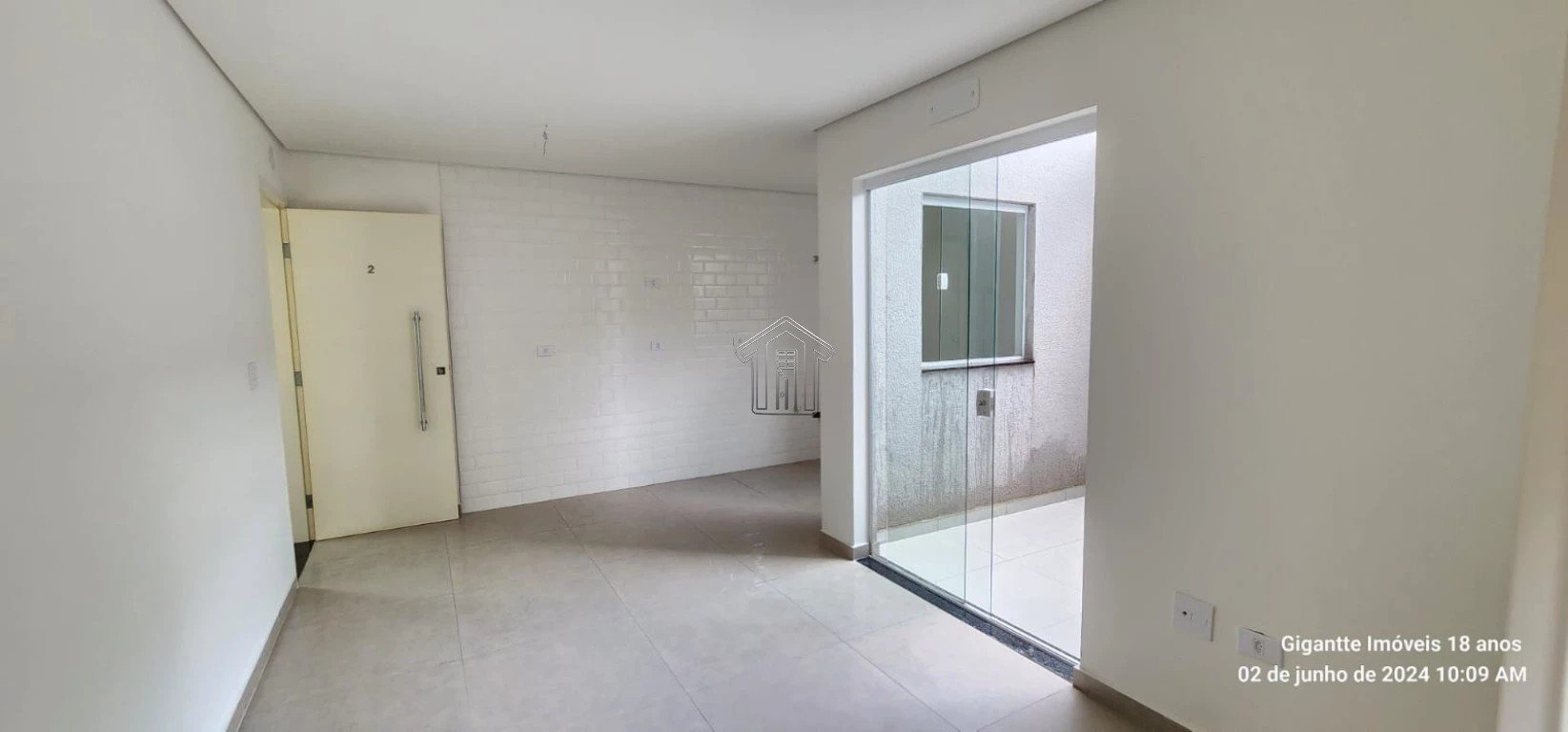 Sala com vista para área descoberta