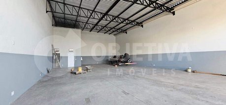 industrial em Avenida Cleanto Vieira Gonçalves, Pacaembu - Uberlândia - MG