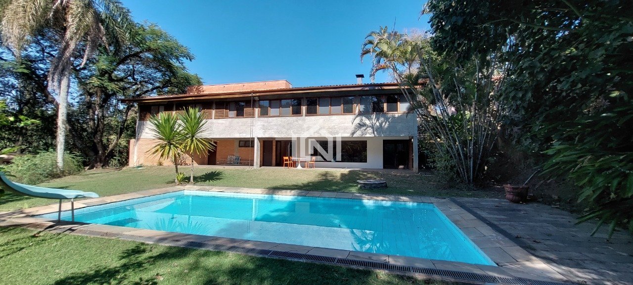 Casa em Condomínio na Granja Viana enorme espaço externo em terreno plano.