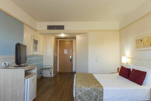 R EDWY TAQUES DE ARAÚJO - facade02.jpg