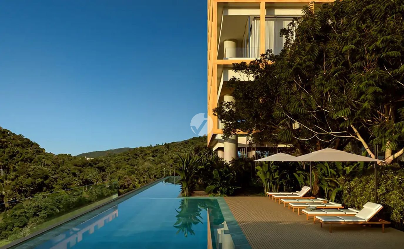 Piscina com raia e deck