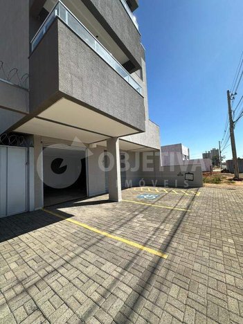 business em Avenida Ubirajara Zacharias, Novo Mundo - Uberlândia - MG