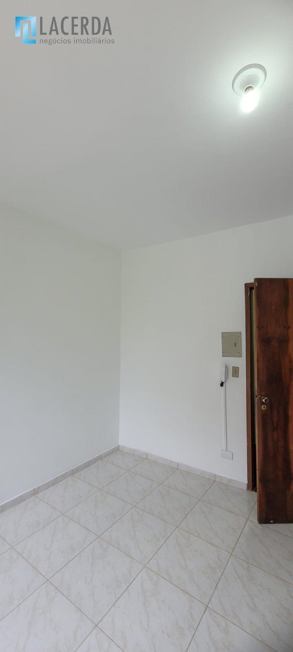 Sala comercial com interfone.