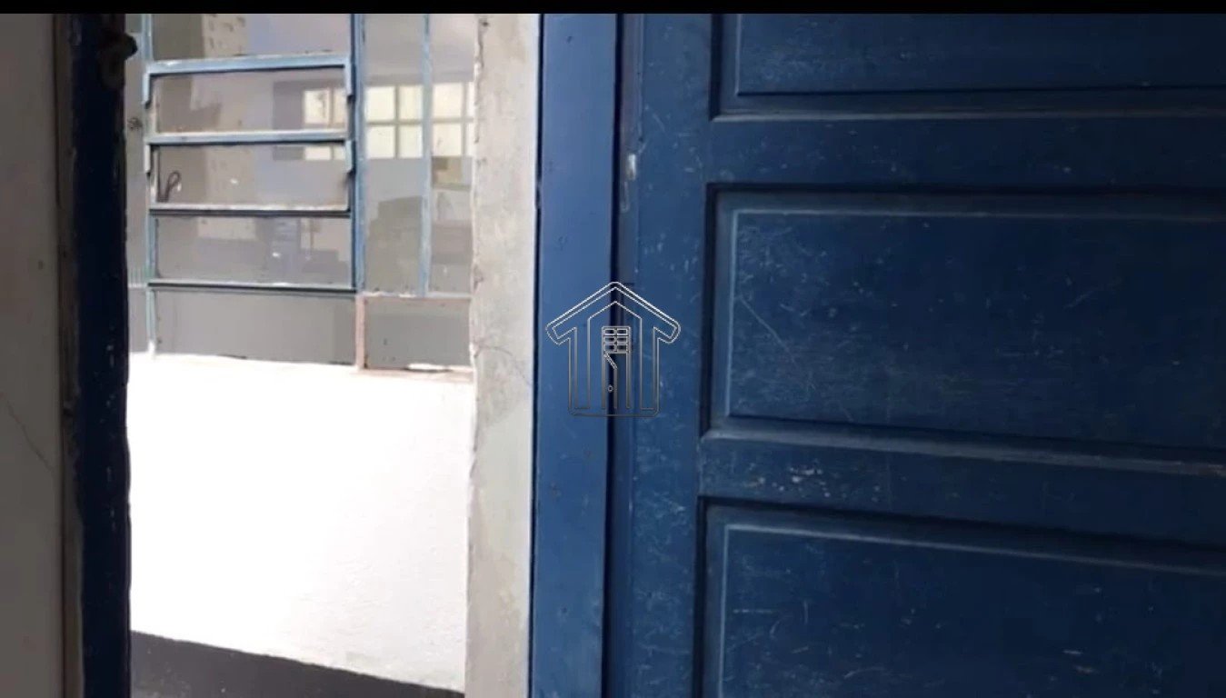 Porta de acesso a edícula