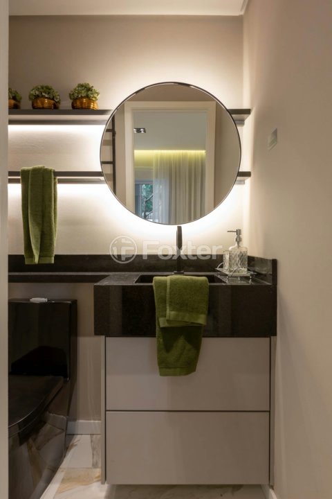 banheiro-moderno-com-espelho-redondo-e-gabinete.jpeg