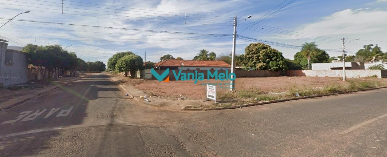 A frente do terreno pela Rua Manoel Jorge