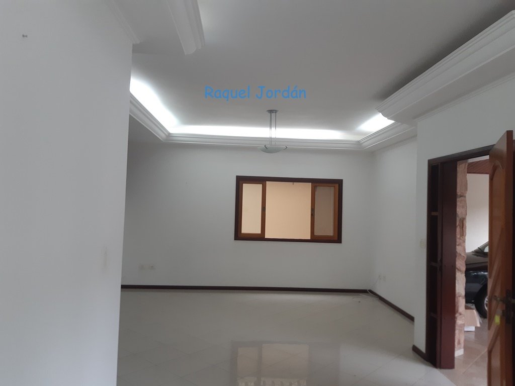 UM BELO SOBRADO COM 4 DORMIT�RIOS NO COLINAS