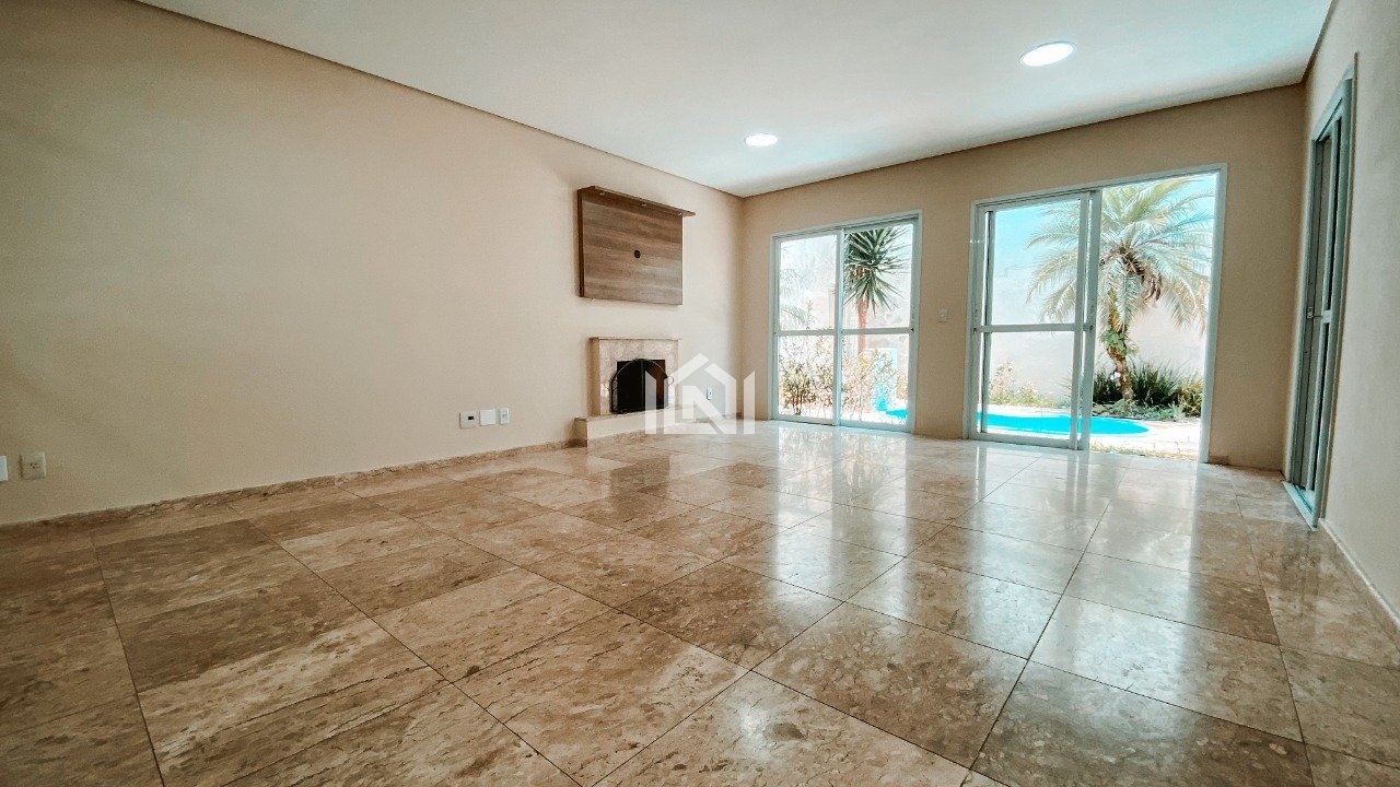 Casa no condominio Resort da Granja - Sala de televisao e sala de jantar