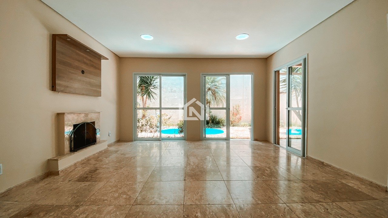 Casa no condominio Resort da Granja - Sala de televisao