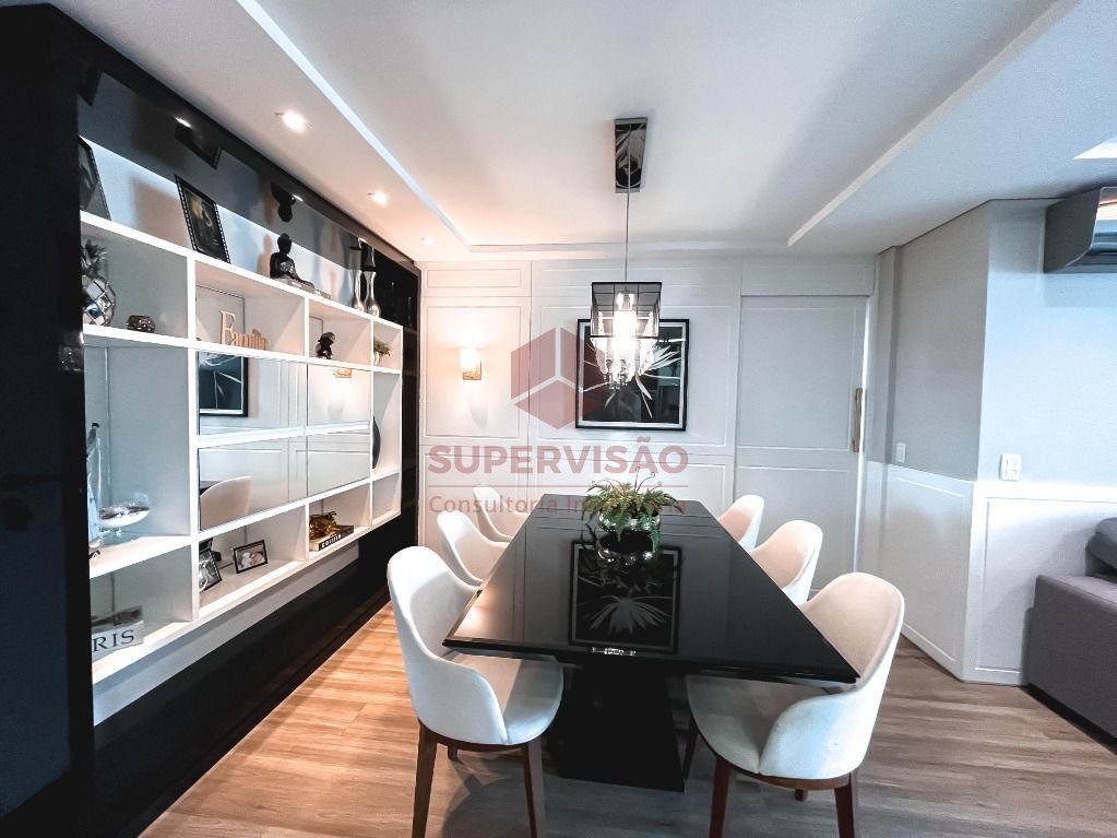 Sala de jantar com piso vinilico em manta, paredes com painéis, teto rebaixado com gesso e iluminaçã