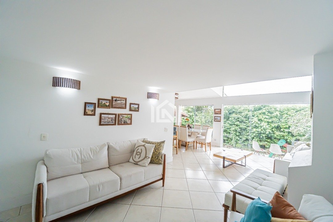 casa a venda no condominio jardim amanda - sala de estar com lareira