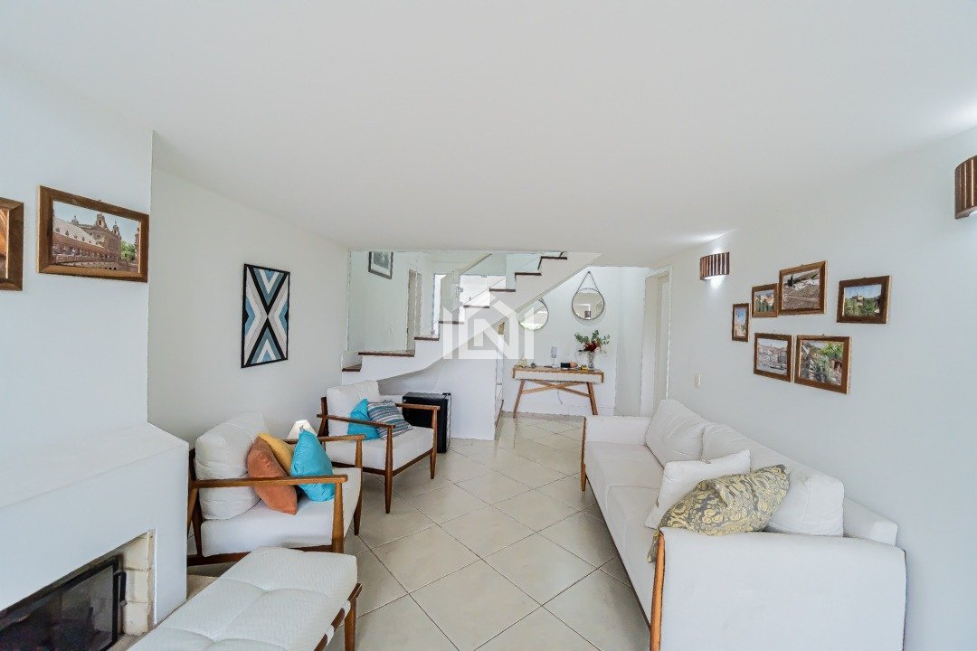 casa a venda no condominio jardim amanda - sala de estar com lareira