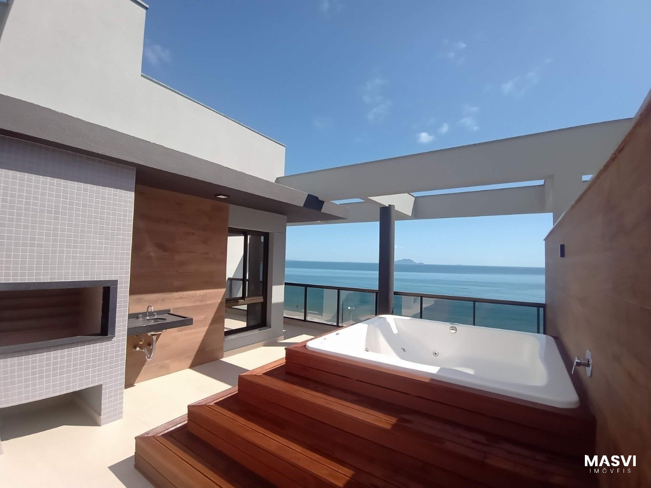 Terraço com jacuzzi e churrasqueira