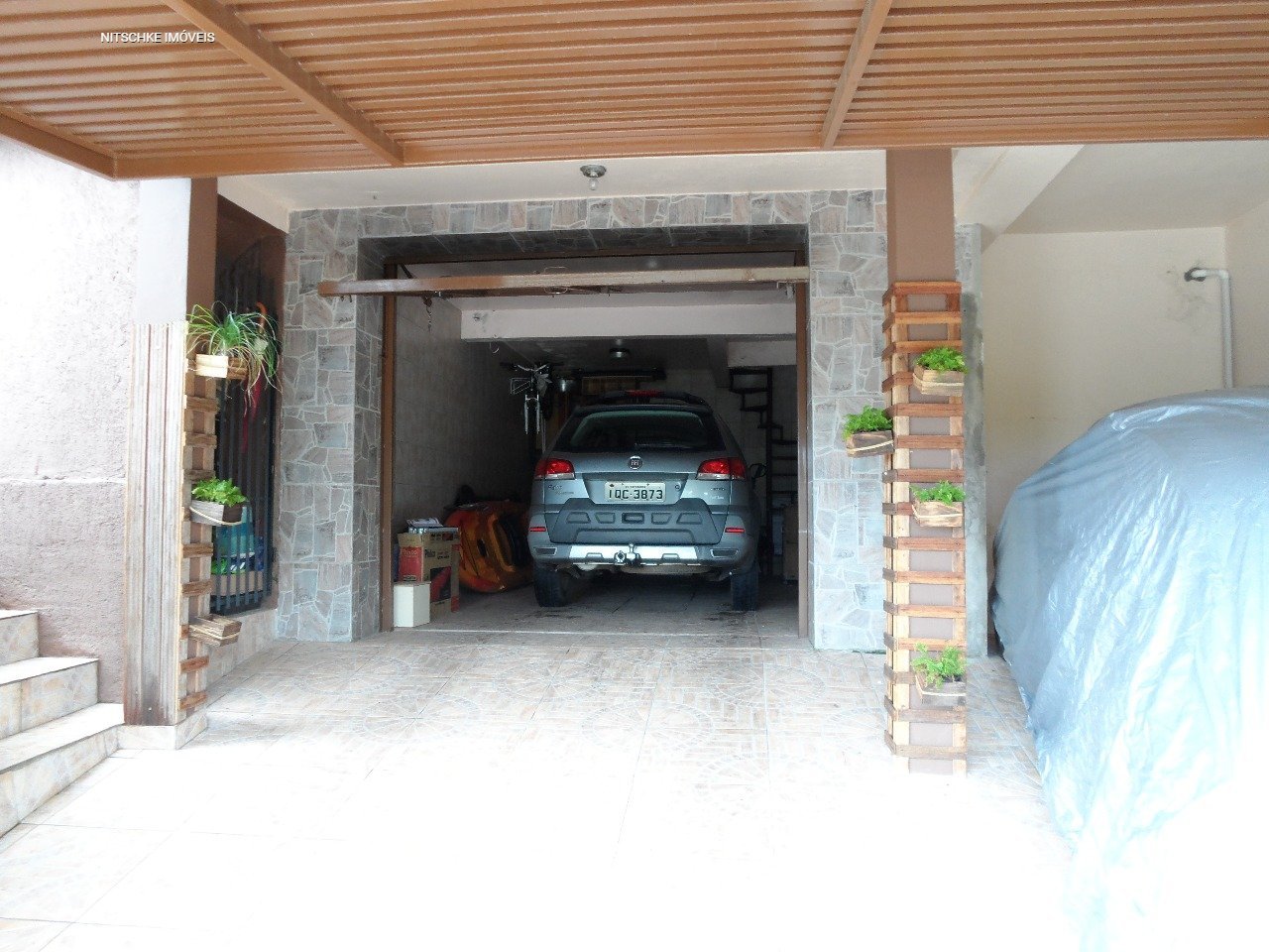 Garagem com acesso ao piso superior.
