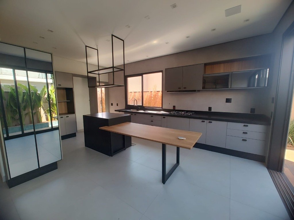 cozinha com armários lindos, cooktop e exaustor