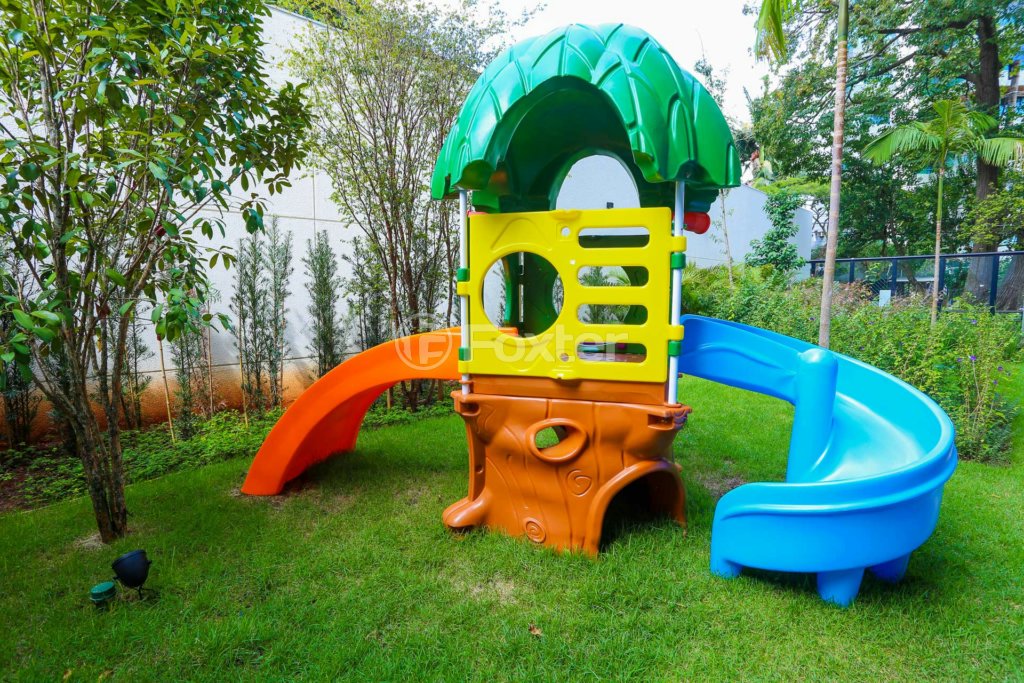 playground-com-escorregador-e-estrutura-de-escalada.jpeg