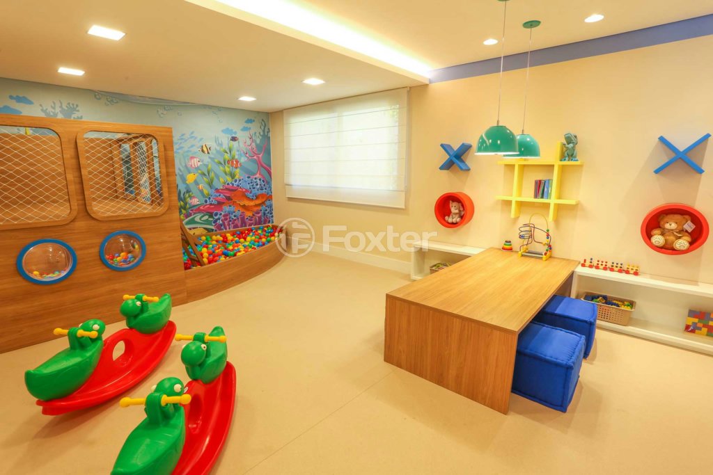 playground-infantil-com-mesa-e-cadeiras.jpeg