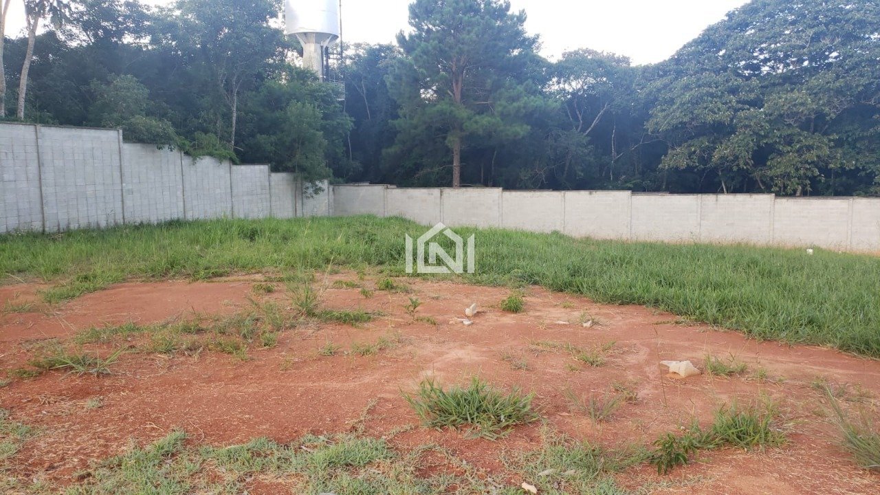 Terreno à venda no condomínio Villa Rica. Frente do Terreno que é final de Rua.