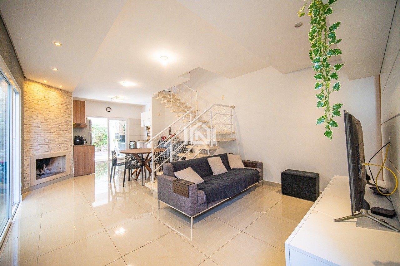 casa a venda no condominio modernita sala de estar lareira e tv