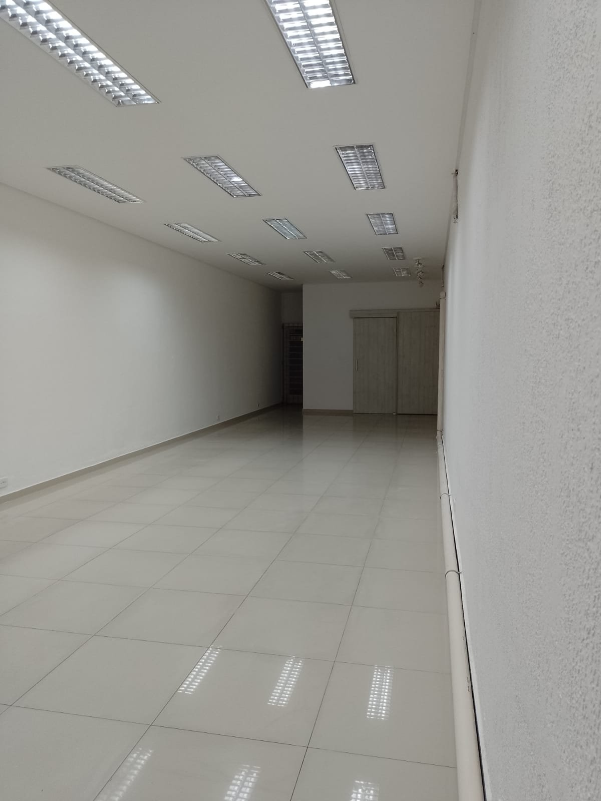 SAL�O COMERCIAL DE 100M� PARA ALUGAR NO CENTRO DA CIDADE