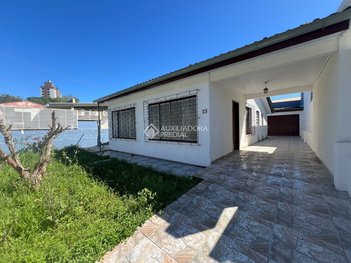 house em Rua Oswaldo Poeta, Centro - Guaíba - RS
