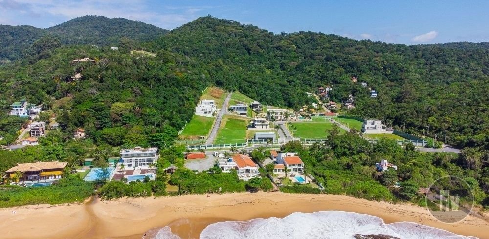 426 m² tot.
Terreno em aclive, vista deslumbrante do mar, situado a apenas uma quadra da praia