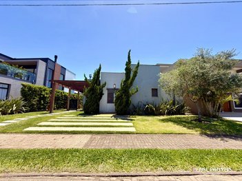 house em Rua Rio Divisa, Centro - Xangri-Lá - RS