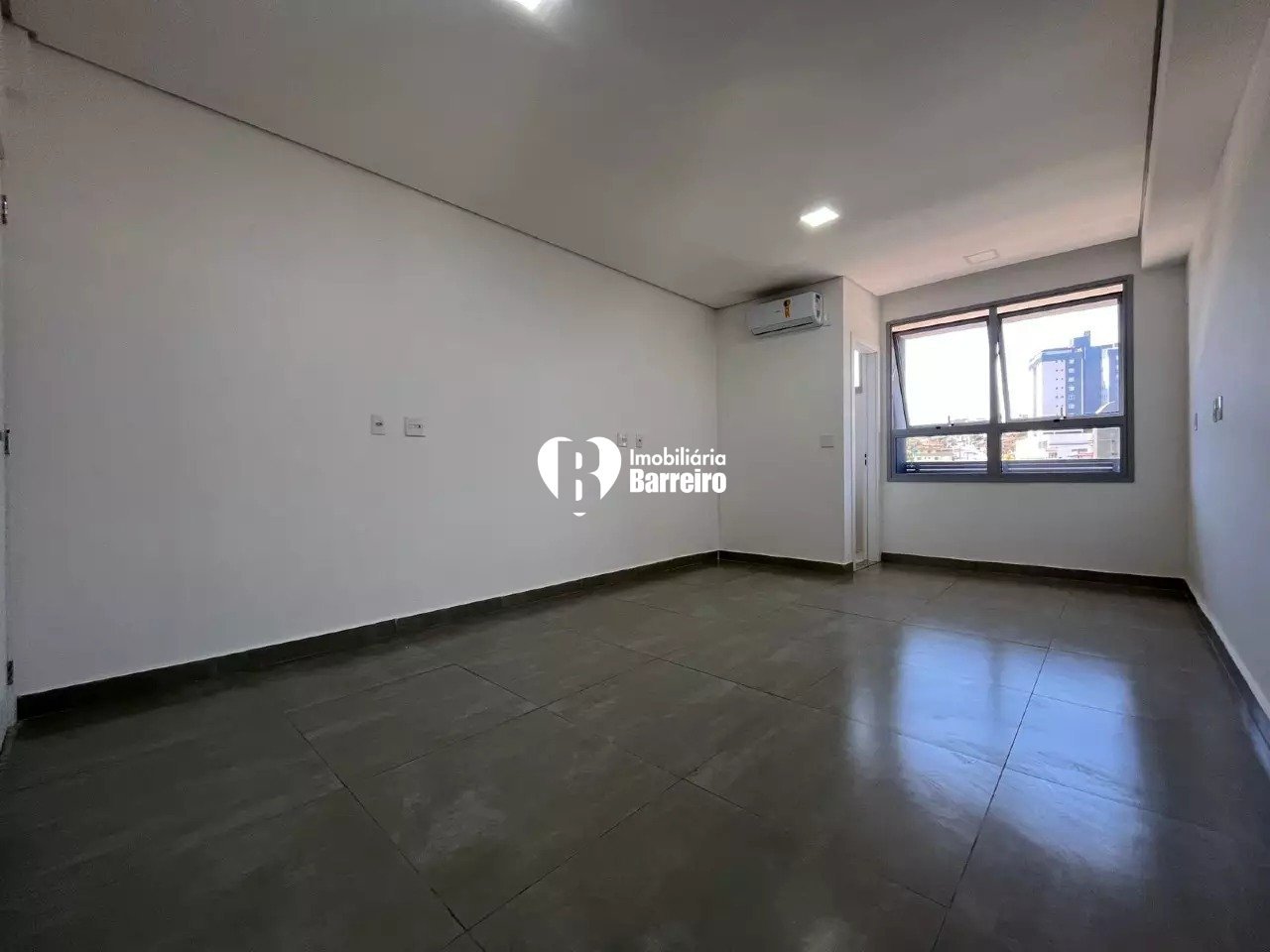 012ecb3cd8b940469582b43a85ffd7c9