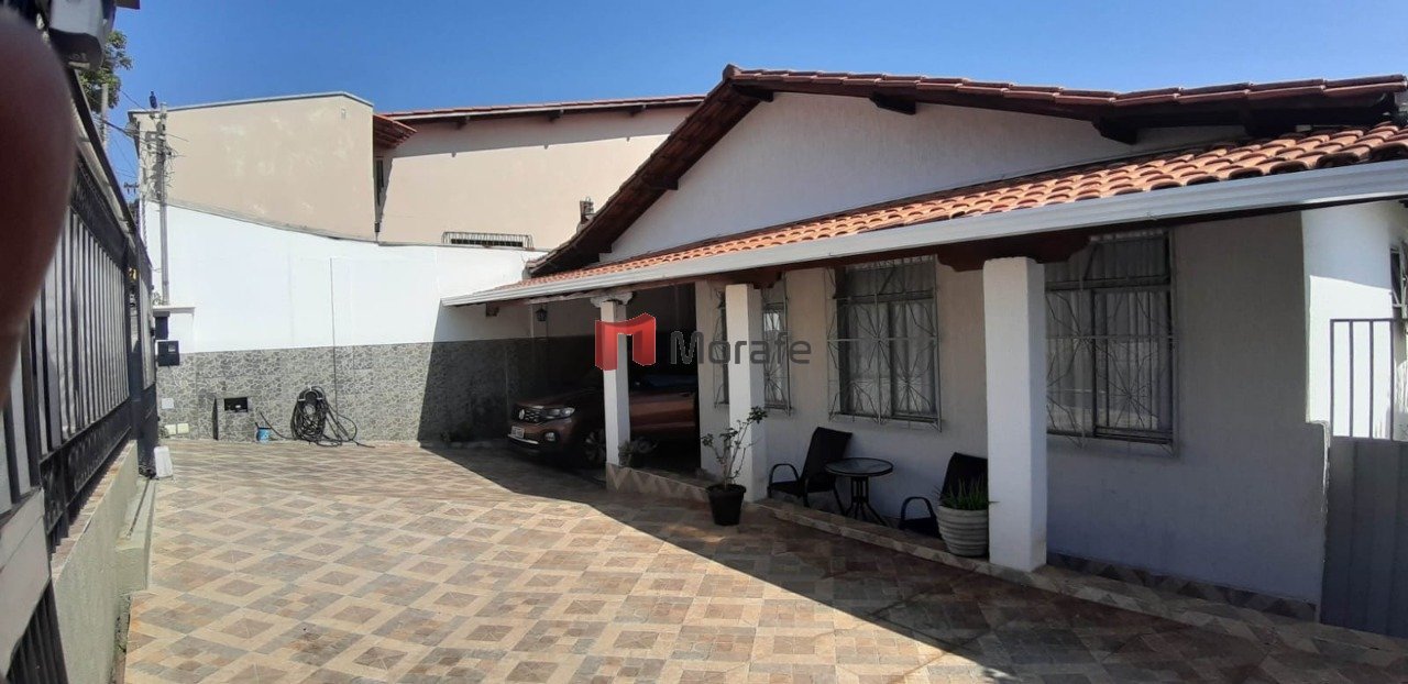Casa com 3 quartos — Santa Mônica, Belo Horizonte