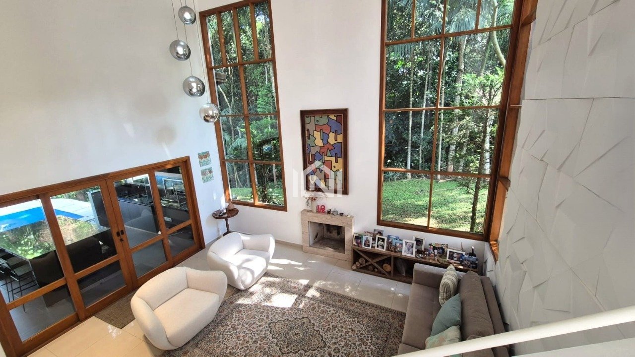 casa venda no condominio parque das artes sala de estar lareira e varanda area de lazer