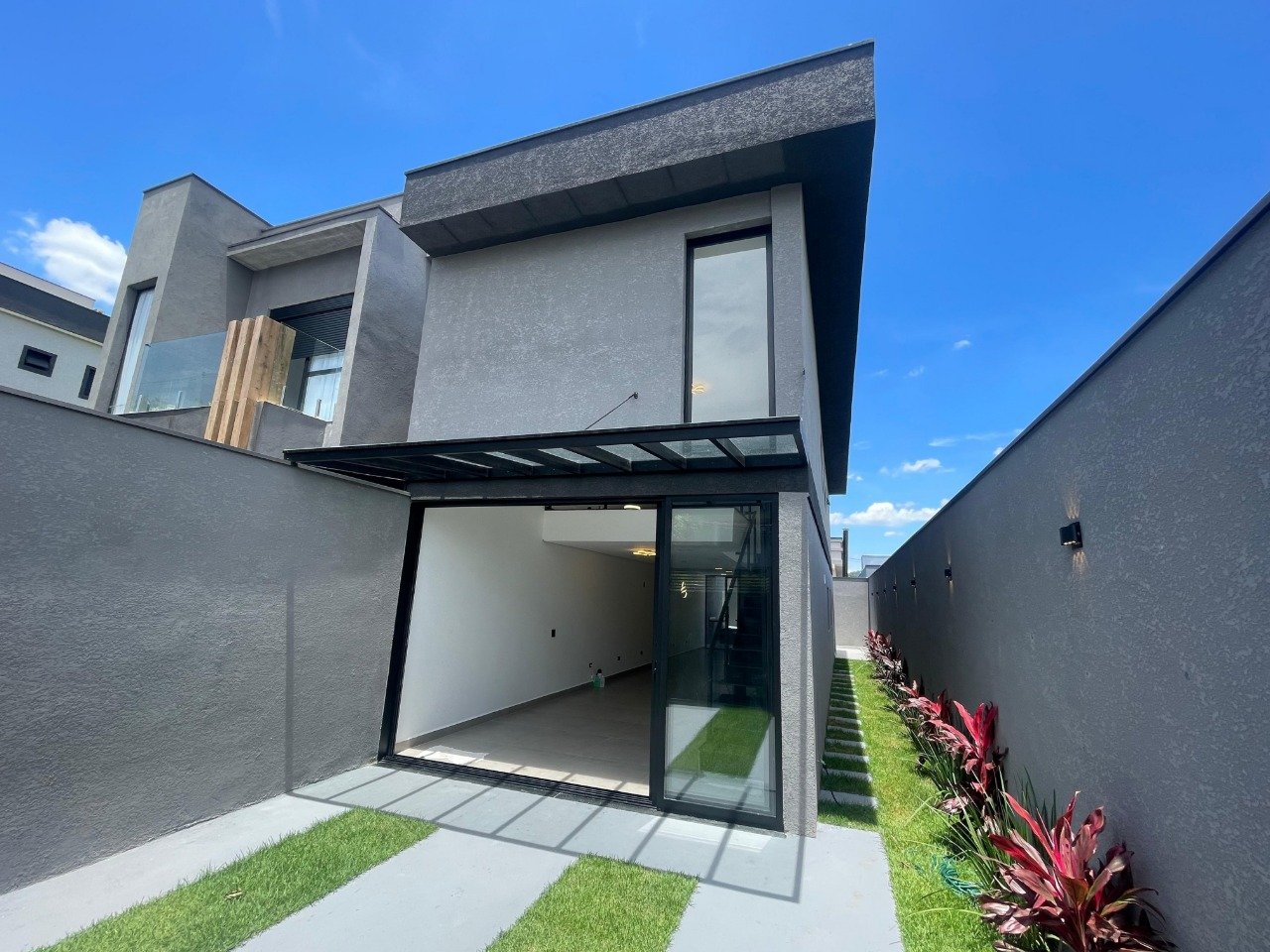 casa-em-moderna-em-condominio (1)