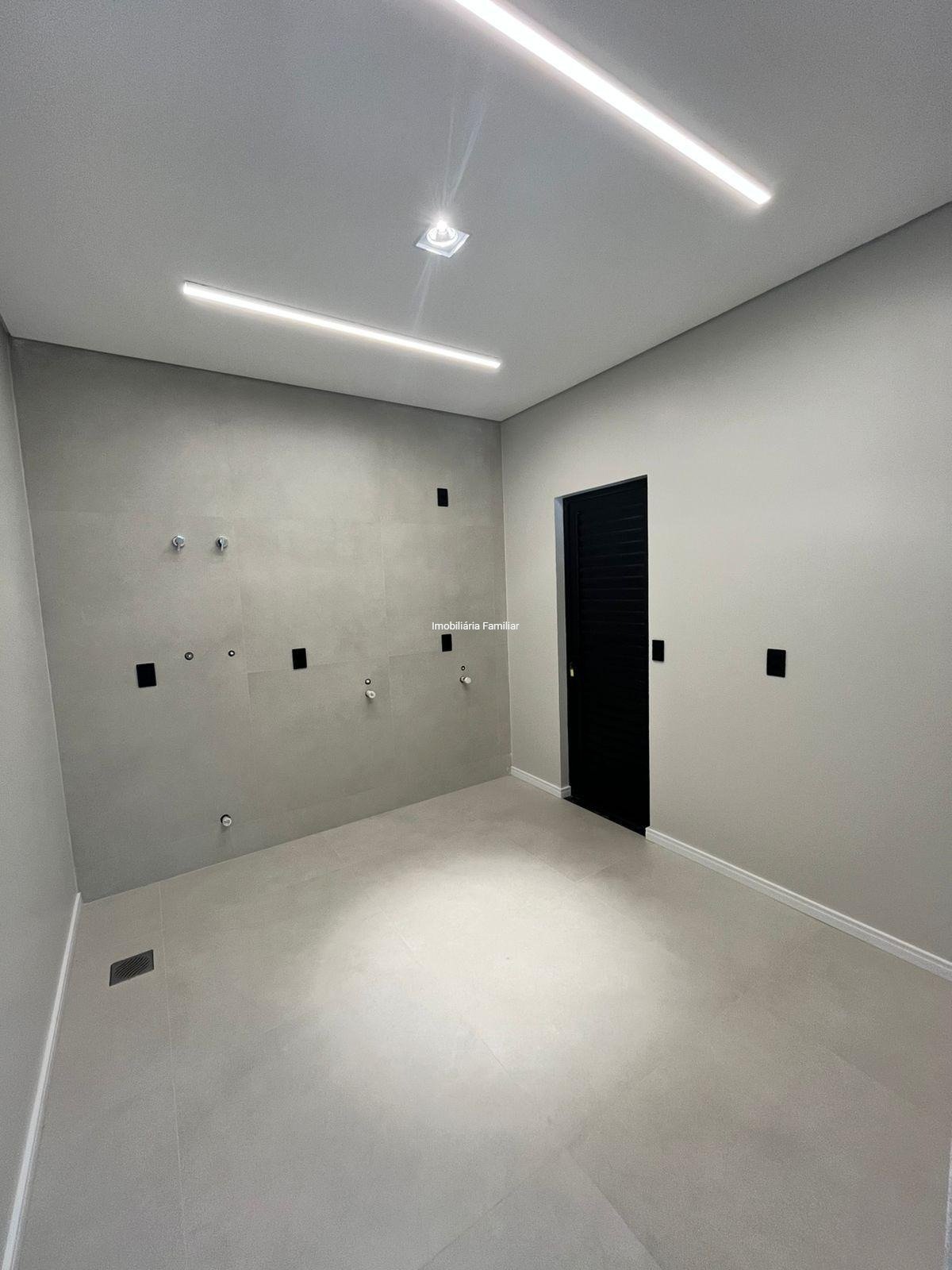 Lavanderia com porta direta para o jardim de inverno