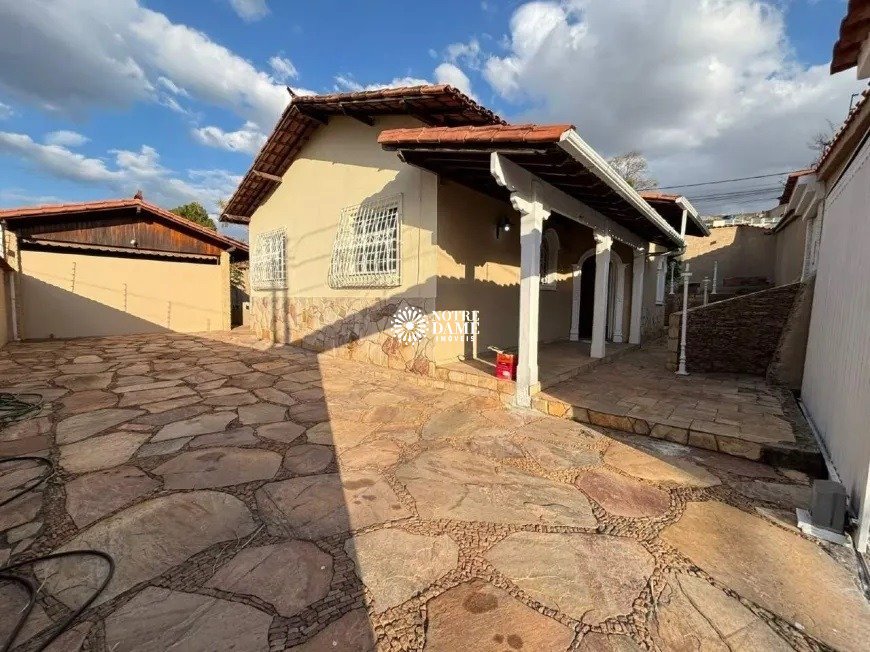 Casa com 3 quartos — Santa Amélia, Belo Horizonte