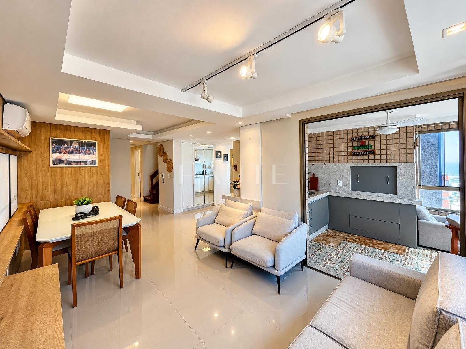 Duplex 3 dormitórios, 2 suítes, vista mar e 2 vagas no Mar