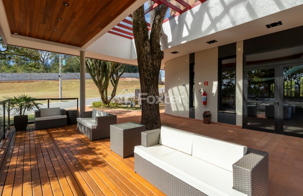 area-de-descanso-com-sofa-e-vista-para-o-jardim