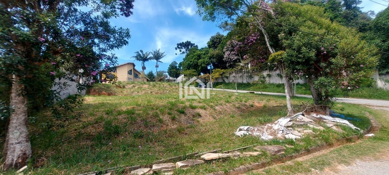 Terreno em aclive a venda no Condominio Itapark