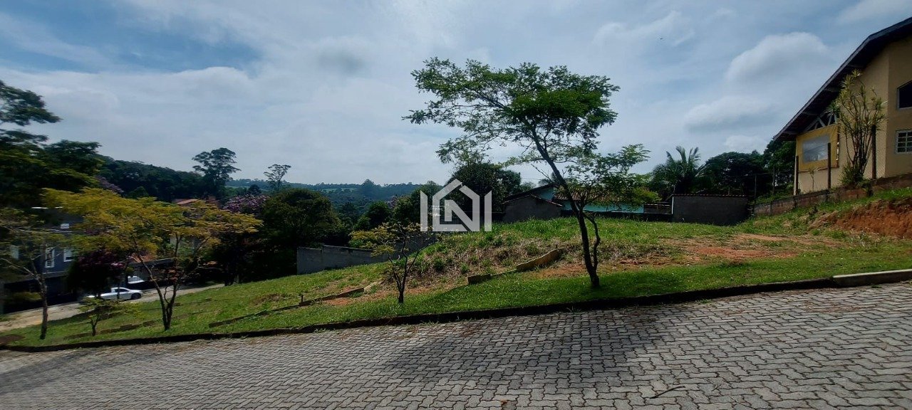 Terreno em aclive a venda no Condominio Itapark