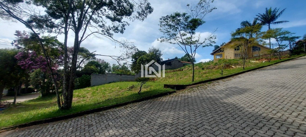 Terreno em aclive a venda no Condominio Itapark