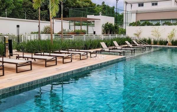 area-de-lazer-com-piscina-e-espreguicadeiras