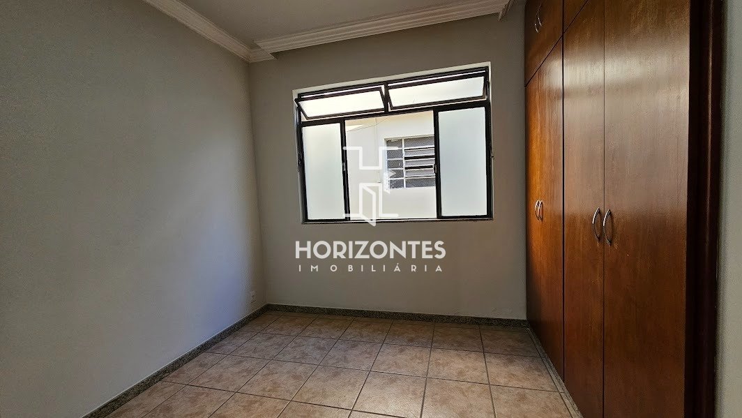 QUARTO COM ARMARIO