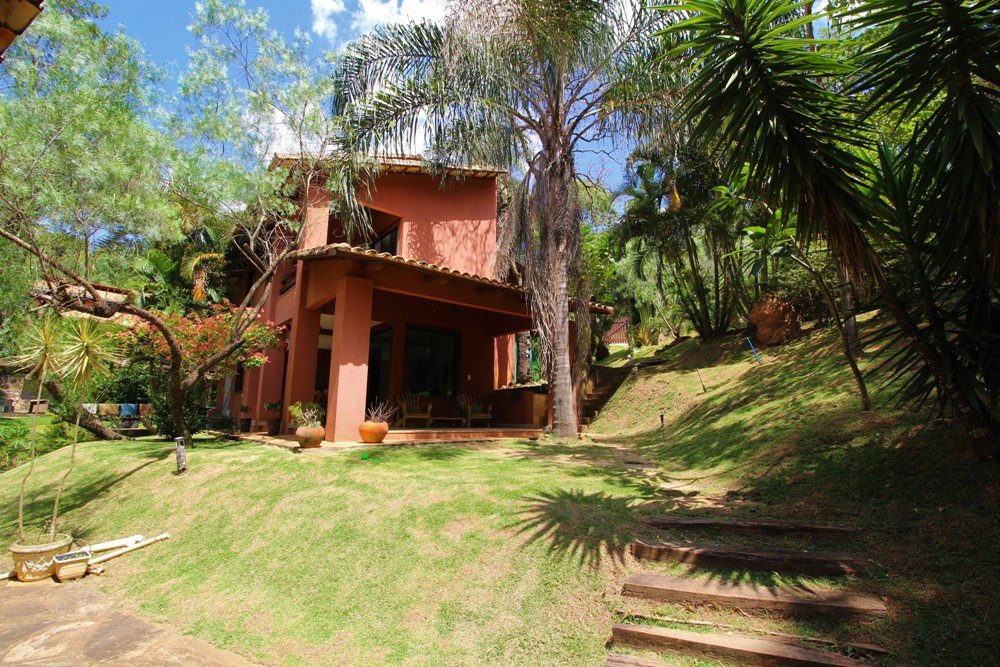 Casa Colonial em alvenaria com 2 pavimentos em 2 lotes com total de 2.000 m² no Condomínio Jardins-Brumadinho